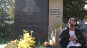 ibrahim tatlises neset ertasin mezarini ziyaret etti YJ6hWRp1.jpg