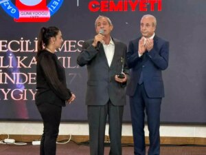 yilin basarili gazetecileri odulleri umit ozdal anisina verildi hYkLTe82.jpg
